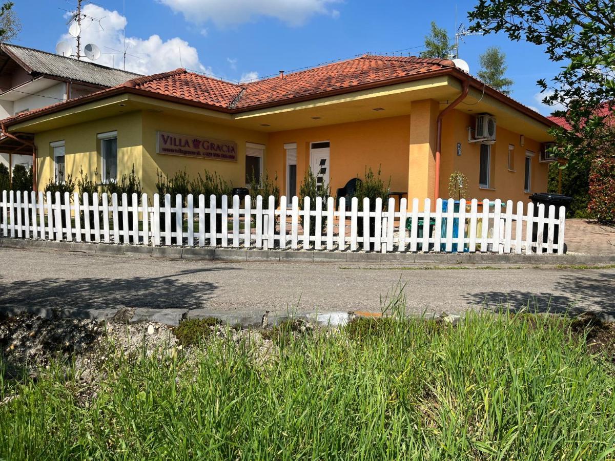 Villa Gracia Патинце Екстериор снимка