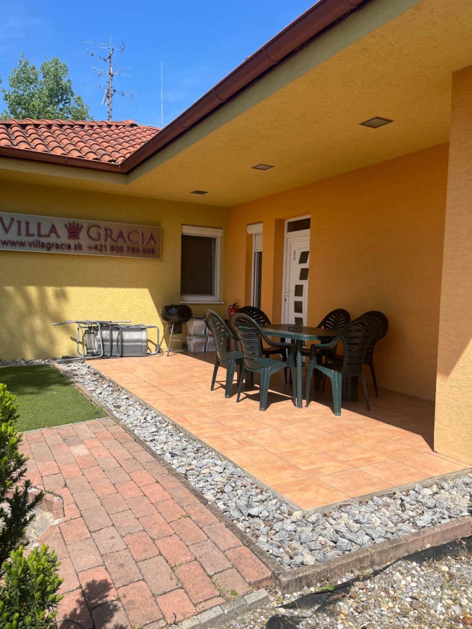 Villa Gracia Патинце Екстериор снимка