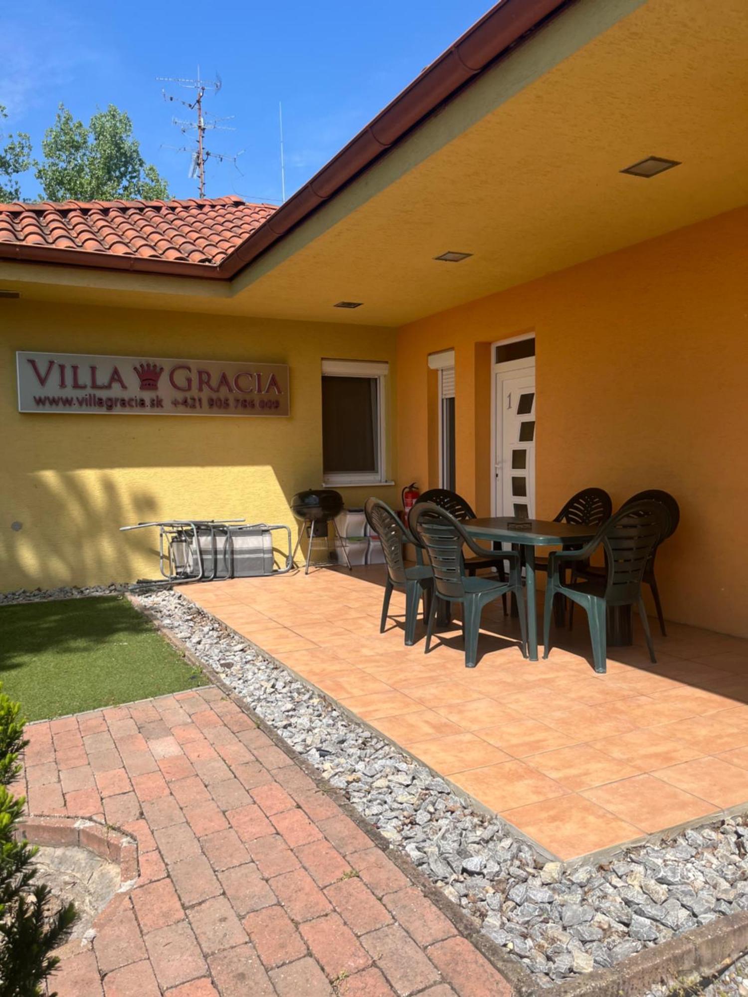 Villa Gracia Патинце Екстериор снимка